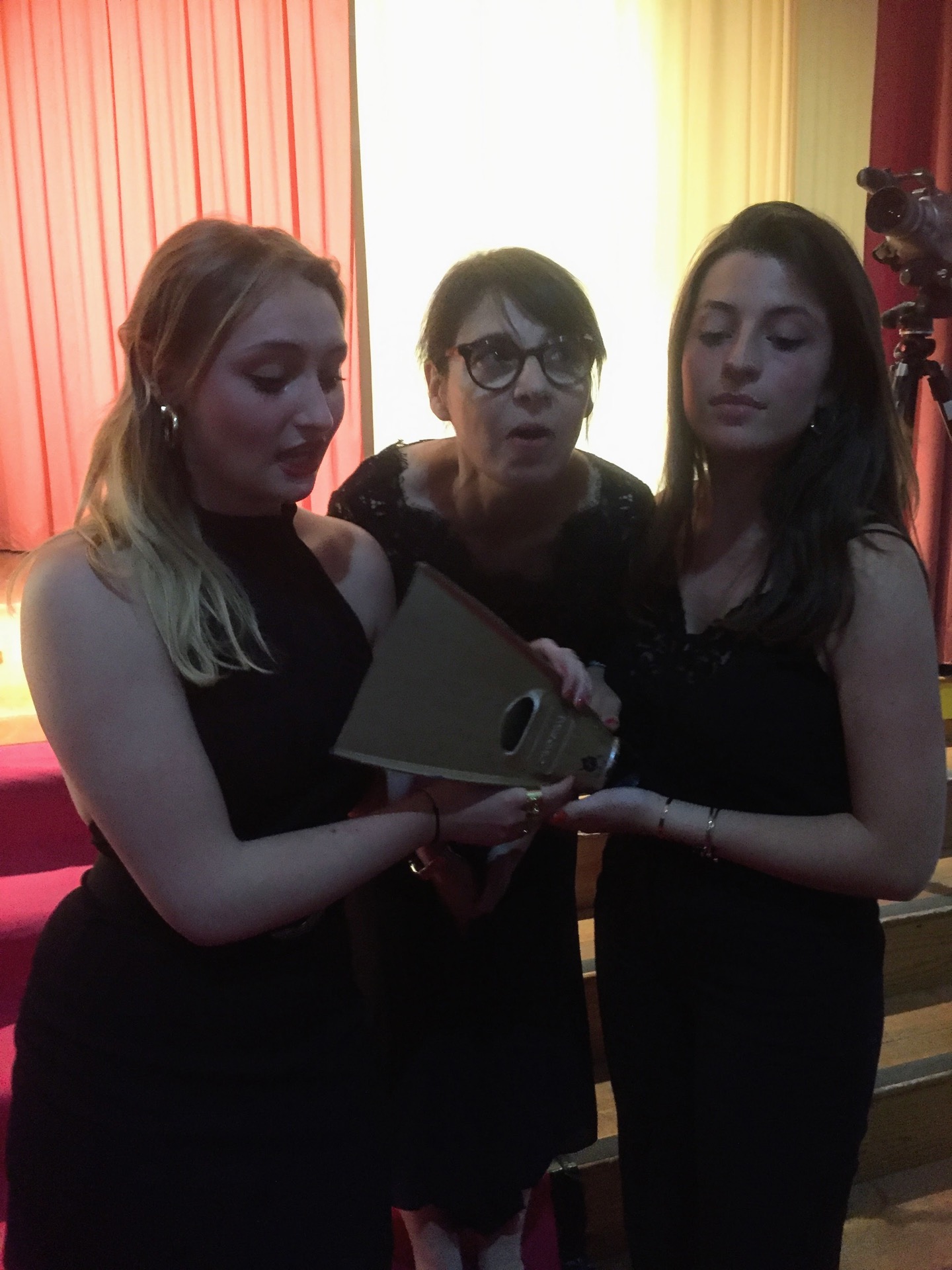 festival de mon lycée, gagnantes de la palme d'or pour notre film !! (avec Madame David, ma super prof de cinéma)